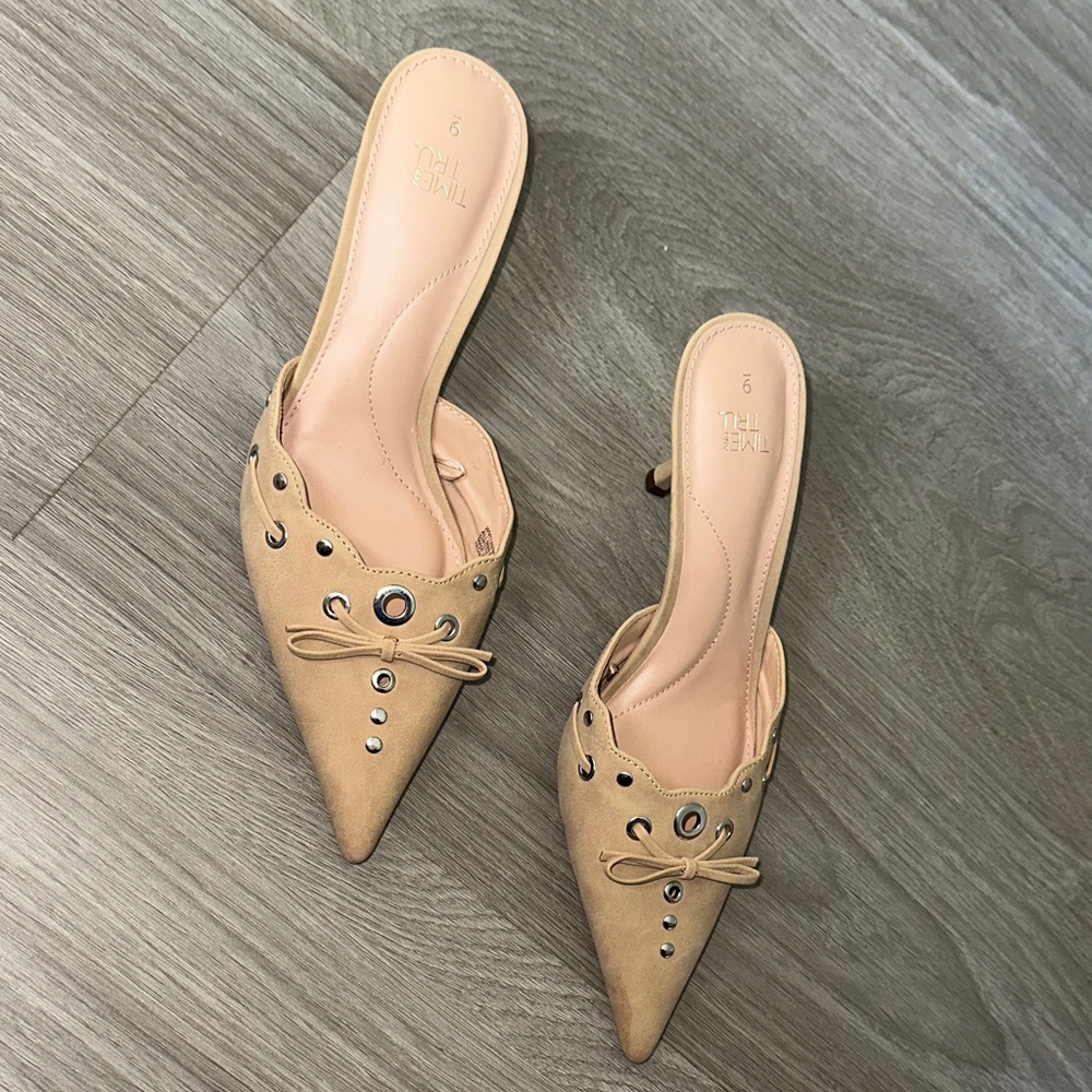 Time and Tru Tan Pointed Toe Mule Heels with Eyelet Bow Detail - Picture 3 of 4
